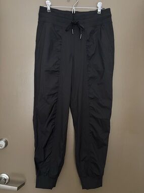 Lululemon Black Dance Studio MR 7/8 Jogger Size 6